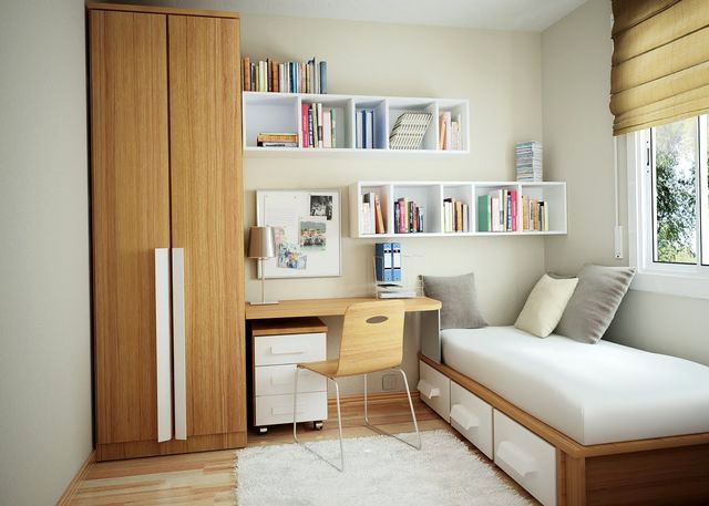Высокий шкаф и кровать с шухлядами в маленькой спальне